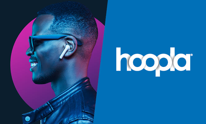 una persona que usa auriculares con el logo de Hoopla